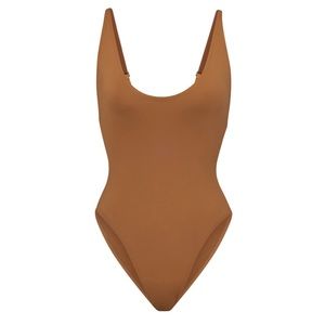 SKIMS SWIM SCOOP NECK ONE PIECE | ALMOND 2X